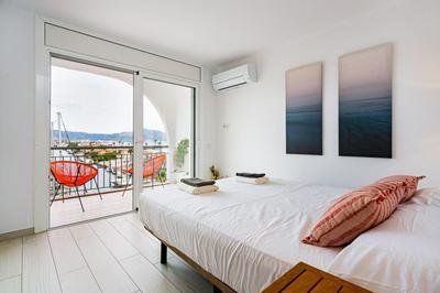 Apartamento Frente al Canal con Terraza y Vistas al Mar