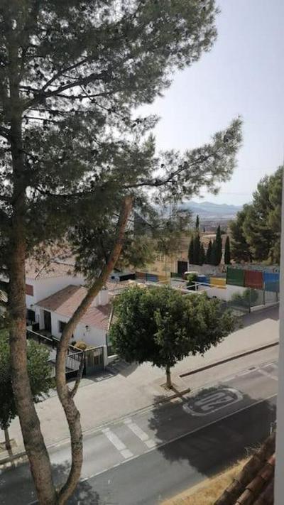 Views, Family & Private Parking in Alto Albayzín