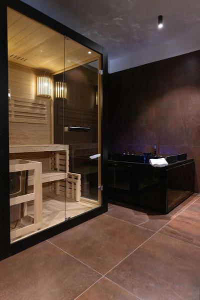 Black Room Suite And Spa