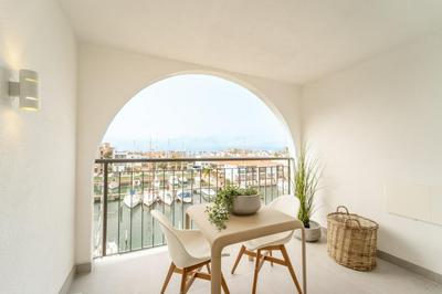 Elegante Estudio Frente al Canal con Terraza