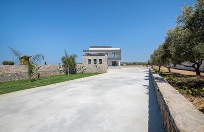 Omnia Luxury Villa, 100m2 Pool, Whirlpool & Gym, By ThinkVilla