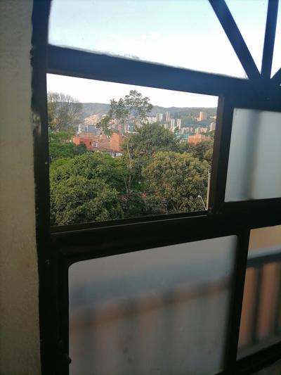 Cuarto con cuarto de baño y terraza