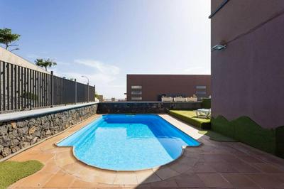 casa piscina privada y terraza