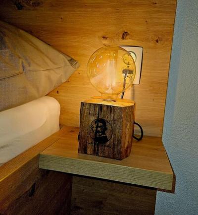Apartman oak Nikola's lamp