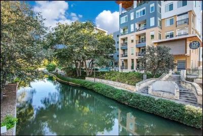 Beautiful RiverWalk Apt with Full Amenities, King Bed & Free Parking