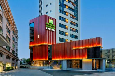 Holiday Inn Express Shanghai Jing'an Temple by IHG