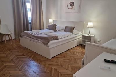 Stylish 2BR Apt for Groups, Up to 5P at Margareten