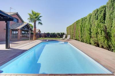 Refugio familiar con piscina y jardín privado
