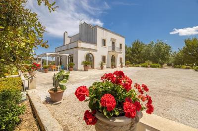 Beautiful Italian villa with pool and garden