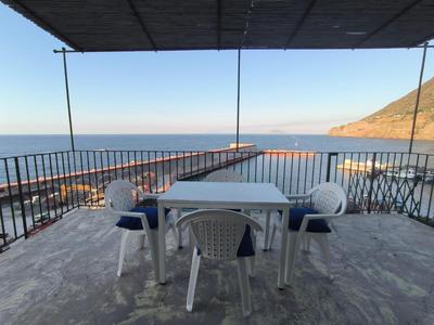 Casa Uva, sul porto di Malfa