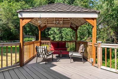 Spacious 3BR Redmond Home with Fireplace & BBQ