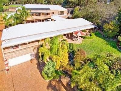 Maggie's Guesthouse - large property with pool, billiards, tennis court, BBQ & more