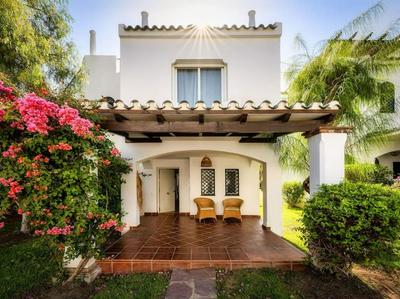 Cozy Townhouse with Rooftop Terrace and Pool