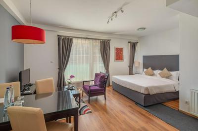 Escala Hotel & Suites