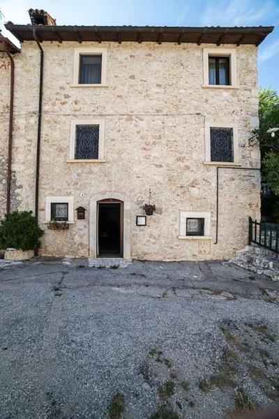 Baita da sogno con camino e vista sulla montagna