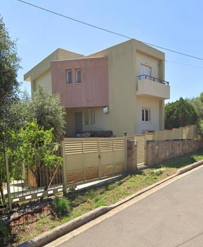 Angela quiet, modern house