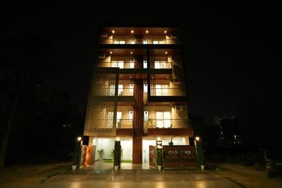 The Empire Corporate Studio Hotel Sector 43 ,Golf Course Road , One Horizon Center