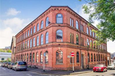 5 mins walk from centre, spacious city apt, open-plan