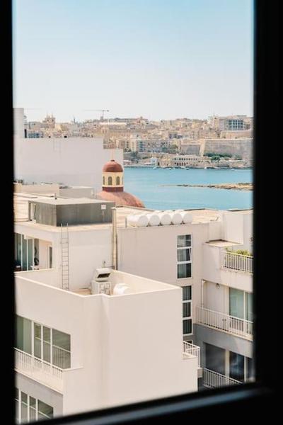 Sliema Main Street Luxury Suites 13 with shared Rooftop pool & BBQ