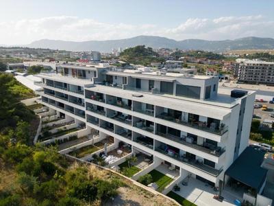 Split Terrace & Free Parking Apartment