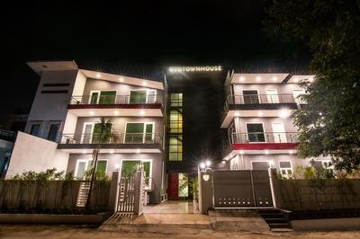 Super Townhouse Galleria Market Near Golf Course Road