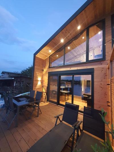 modernes Holzhaus, Cabin, auf dem Fluss, wenige Meter zum Meer