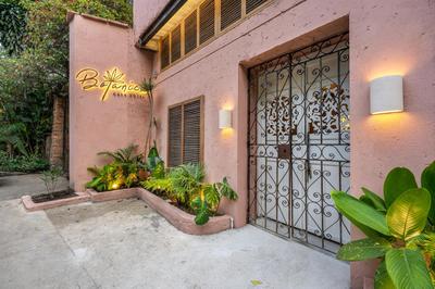 Botánica Casa Hotel Manila by HOUSY