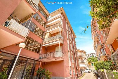 Inside Lerici, free Parking