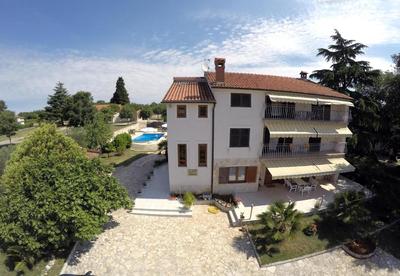 Apartments with Pool Villa Fjord