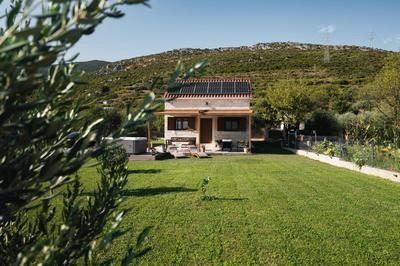 Mini Villa Marta - Private Retreat with Jacuzzi, 1000m2 Fenced Property, Garden, BBQ Lounge, 500Mbps, EV, near Split