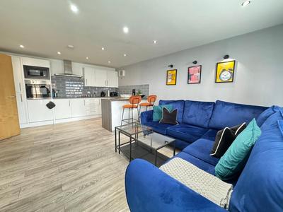 RNM - Business Professionals Stay, Walsall City Centre, 2 Bedroom with ensuite and bathroom, Entire Place, Kitchen & Washroom with amenities, Smart Tv, Eas