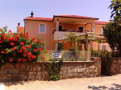 Große Wohnung in Gabonjin mit Großem Garten