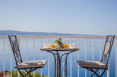 Große Wohnung In Omiš Mit Möbliertem Balkon