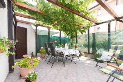 Apartment Im Erdgeschoss Mit Überdachter Terrasse