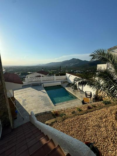 Casa con piscina y vistas al mar a pies de montaña
