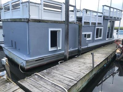 Floating lodge