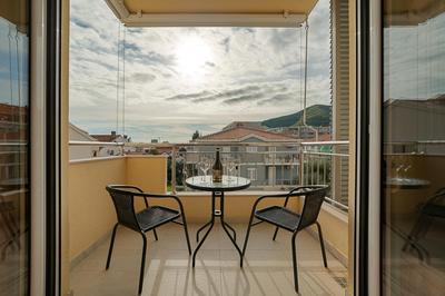 Two bedroom apartment with garage in Budva
