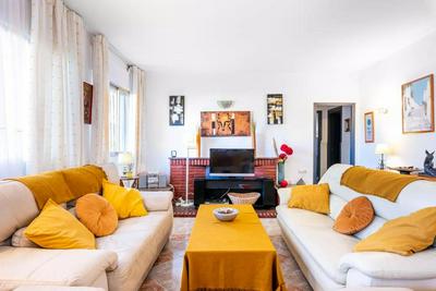 4 Bedroom 6 Guests Apartment 60m from Beach