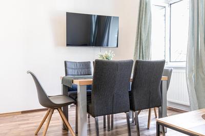 Chic Rooms in Shared 2BR Apartment for Long stays - 15 min to Center