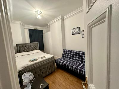 Opposite of Edgware Road Tube Station, Short Walk To Marble Arch