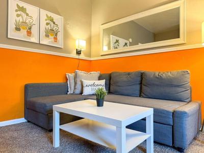 2 Full Apartments 4 Bedrooms with 14 beds and Parking