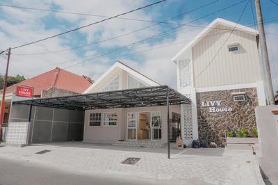 Urbanview Livy House Blitar