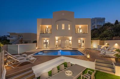 7 min from Center - 6BR Villa with Airport Shuttle