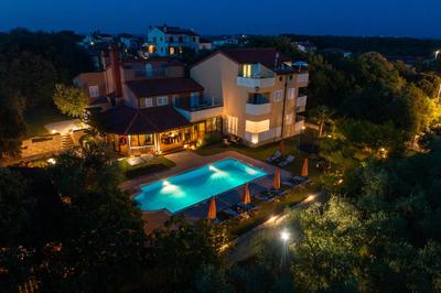 Guesthouse ''Barboska'' - big outdoor swimming pool & private tennis court