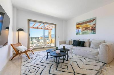 Idyllic penthouse with sea view in Benahavís
