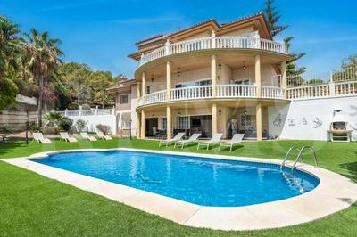 Grand villa with pool, BBQ & stunning view by REMS