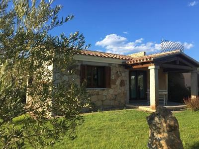 Nettes Ferienhaus in Budoni mit Garten und Grill