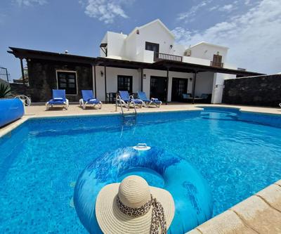 VillaBlanca Mar Private Pool in a Charming Retreat of Serenity
