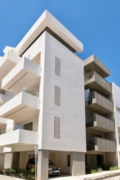 Hermes Studio - In the city just steps to the sea!