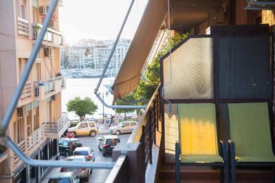 Cozy apartment with sea view next to Marina Zeas